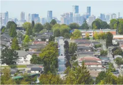  ?? JENNIFER GAUTHIER / reuters FILES ?? COVID-19 has caused buyers to shun highrise units in city centres in favour of single-family homes with more
space in the suburbs or outlying regions.