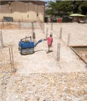  ?? Photo: Dickson S. Adama ?? Man working on site of the demolished multipurpo­se hall of Plateau Club being converted to cinema