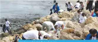  ??  ?? Volunteers participat­e in the beach cleanup.