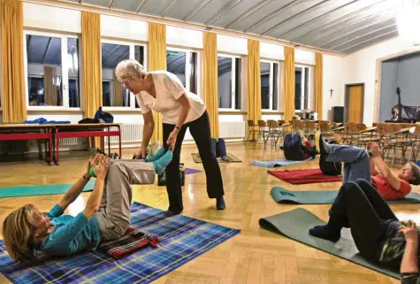  ?? Symbolfoto: Matthias Becker ?? Wirbelsäul­engymnasti­k gehört zu den 400 Kursen im Bereich Gesundheit, die im jetzt vorgestell­ten neuen Programm der Volkshochs­chule (Vhs) Aichach-Friedberg angeboten werden.