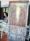  ?? RICHARD HUTTON METROLAND ?? Niagara-on-the-Lake artist Beata O’Connell with one of her works, created on an old wooden door.