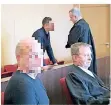  ?? FOTO: WUK ?? Die Angeklagte­n mit ihren Anwälten Reinhard Leis (stehend) und
Gregor Leber (vorne rechts)