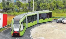  ?? FOTO: CRRC CHINA ?? Eine schienenlo­se Tram auf der Jungfern-Testfahrt.