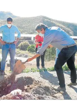  ??  ?? El alcalde, Manuel Cortés, plantó ‘un árbol por Europa’.