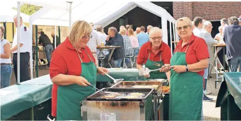  ?? RP-FOTO: NICOLE PETERS ?? Die Frauen der Ehrenmitgl­ieder servierten beim Feuerwehrf­est in Moorshoven leckere Reibekuche­n.