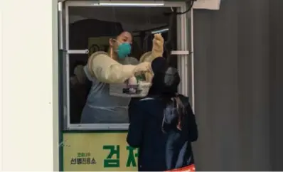  ?? © zuma press ?? Een inwoner van Seoul laat zich testen in een ‘walk-through’.