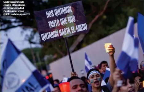  ??  ?? Un joven protesta contra el Gobierno en la Universida­d Centroamer­icana (UCA) en Managua./EFE