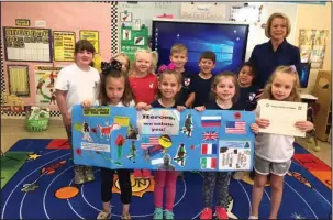  ?? Submitted photo ?? STATE AWARD: The members of Brenda Sanders’ kindergart­en class at St. Luke’s Episcopal Day School won a DAR state award for its banner depicting events of World War I.