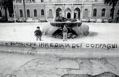  ??  ?? «Oltre il Giardino» Un’immagine della fontana di piazza Umberto negli anni ’70 tratta dalla mostra curata da Daniele Trevisi nel 2013 sulla «piazza rossa»