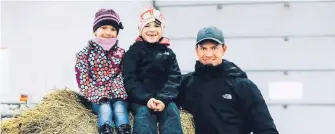  ??  ?? Marianne, Jérémy et papa Martin Bérubé, de la Ferme Jeany et Fils à Matane, vous souhaitent le plus beau des printemps.