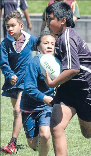  ??  ?? Breaking upfield: Foe Apinelu from Tairangi School on the charge.