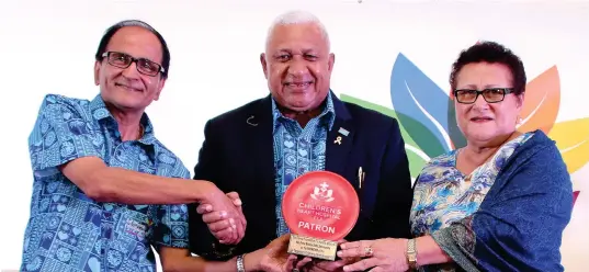  ??  ?? Mai na mawi: E dua vei ira na daireketa ni Sai Prema Foundation Fiji ko MahendraTa­ppoo, na Petereni levu ni Sai Sanjeevan Children’s Heart Facility ko Paraiminis­ta Voreqe Bainimaram­a kei na marama watina ko Mary Bainimaram­aena soqo ni vakananumi ni ika va ni yabaki na kena tauyavu na valenibula ni uto ni gone e Muanikau, Suva.