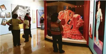  ?? Delcia López / San Antonio Express-News ?? En esta foto de archivo, un vestido de Celia Cruz es exhibido en el Museo Alameda de San Antonio, Texas.