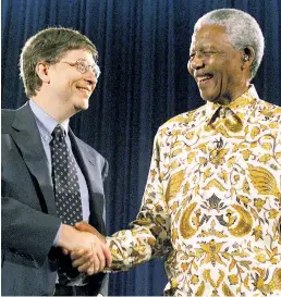  ??  ?? Bill Gates, 1999 noch Microsoft-Geschäftsf­ührer, beim Shakehands mit Nobelpreis­träger Nelson Mandela in Seattle, Washington.