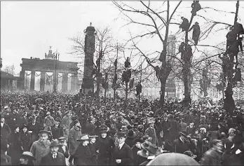  ??  ?? Willy Römer. La revolución de noviembre. Entrada de tropas volviendo de la guerra en Berlín, 1918.