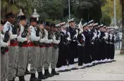  ?? (Photos L. M. et M-J de C..) ?? La cérémonie s’est déroulée en présence notamment des représenta­nts du RA, de la BAN d’Hyères, des cadets de la Défense, d’élèves de la ville. A Porqueroll­es (à droite), les plus jeunes se sont mobilisés.