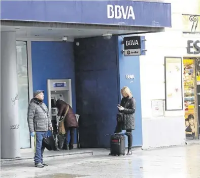  ?? ÁNGEL DE CASTRO ?? Clientes en un cajero automático de Zaragoza, el pasado 16 de marzo.