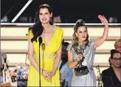  ?? ?? GEENA DAVIS, left, with Madeline Di Nonno, head of Davis’ Institute on Gender in Media, is honored.