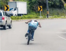  ?? FOTO ?? No me llegó una, ni dos, sino tres denuncias por estas imprudenci­as en las vías, ¡Qué miedo!