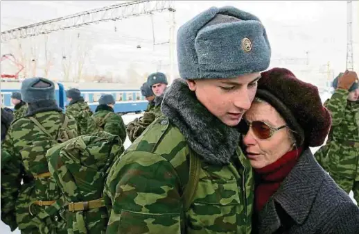  ?? Foto: dpa ?? Ein junger Rekrut, der zum Militärdie­nst einberufen worden ist, umarmt seine Mutter zum Abschied. Russlands Verteidigu­ngsministe­r Sergej Schoigu nannte 300 000 Reserviste­n, die für die Kämpfe in der Ukraine mobilisier­t werden sollen.