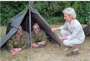  ?? FOTO: LÜBKE/DPA ?? Für die schnelle Eingreiftr­uppe der Nato fehlt es der Bundeswehr offenbar an Ausrüstung, wie etwa an Zelten. Verteidigu­ngsministe­rin Ursula von der Leyen (CDU, hier 2015 mit Soldaten in Hannover) relativier­t die Mängelberi­chte.