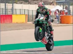  ??  ?? Rea levanta la rueda delantera de su moto tras ganar en Aragón.