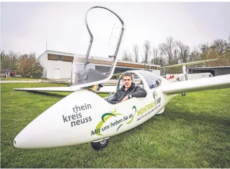  ?? FOTO: CKA ?? 2005 auf der Gustorfer Höhe als Flugschüle­r gestartet, heute Leiter der Segelfluga­bteilung: der 30-jährige Martin Lonien in einem der Flugzeuge.