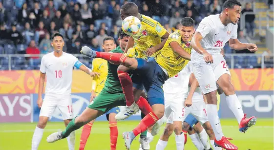  ?? EFE ?? Juan Camilo Hernández (c) se convirtió en referente de la selección Colombia Sub-20. Anotó tres tantos frente a Tahití y ahora quiere romper la red de los neocelande­ses.