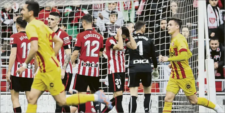  ?? FOTO: LUIS TEJIDO / EFE ?? Golpe El Athletic perdió 2-3 frente al Girona en San Mamés, un choque que hizo mucho daño en el seno del conjunto rojiblanco, justo antes de disputar la ida de la semifinal copera en Pamplona