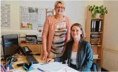  ??  ?? Claudia Cervenka (rechts), die Leiterin der Krumbacher Außenstell­e des Berufliche­n Fortbildun­gszentrums der Bayerische­n Wirtschaft, und Seminarlei­terin Monika Steinle betonen, dass es in den Kursen um weit mehr als Sprache geht.
