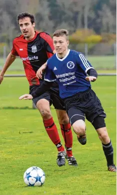  ?? Foto: Izsó ?? Maximilian Müller (in Violett) wird vorerst nicht mehr für den TSV Wemding II auf laufen, das Team wurde abgemeldet. Dafür kickt er bei der Ersten mit.