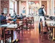  ?? ARCHIVO ?? El interior del Café Louvre, en Praga, lugar que frecuentab­a Einstein