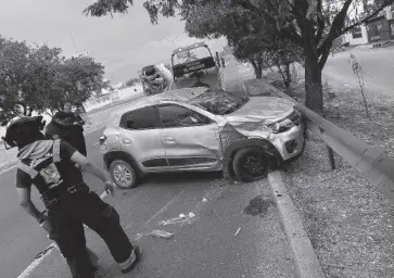  ?? FOTO: DEBATE ?? El carro donde viajaban madre e hija es remolcado por una grúa.