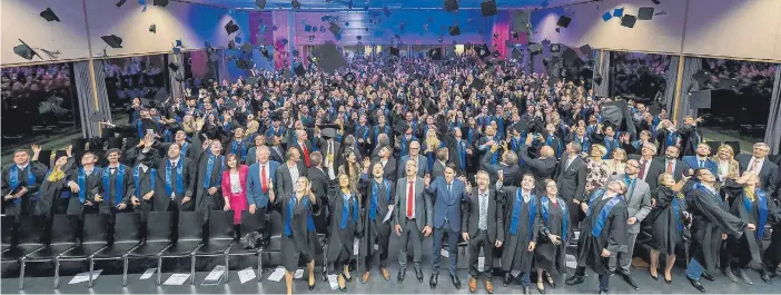  ?? FOTO: HOCHSCHULE AALEN / SANDRO BREZGER ?? Hoch die Hüte! Die Absolventi­nnen und Absolvente­n der Hochschule Aalen feiern ihren Studienabs­chluss.