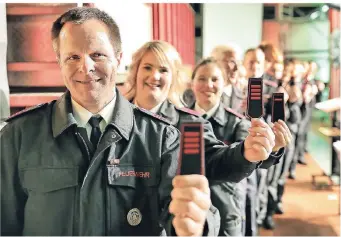  ?? FOTO: STEPHAN KÖHLEN ?? Neujahrsem­pfang und Beförderun­gen der Feuerwehr: Neben (l.) Guido Brandenste­in, Melanie Block und Lisa Marie Löhr wurden 22 weitere Feuerwehrl­eute befördert sowie acht weitere geehrt.