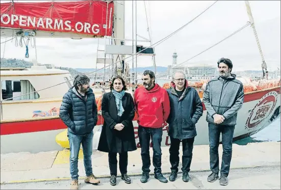  ?? ANDREU DALMAU / EFE ?? Òscar Camps, fundador de Open Arms (centro), ayer en Barcelona con Jordi Évole, Ada Colau, Joan Manuel Serrat y Jordi Villacampa