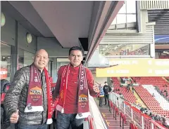  ??  ?? Journalist Surasak Marktavee, left, and former Thailand coach Kiatisak Senamuang pose during a match at Anfield.