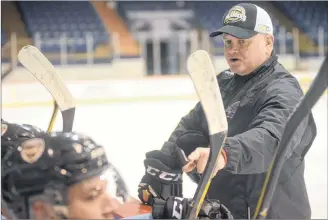  ?? JASON MALLOY/SALTWIRE NETWORK ?? Associate coach Guy Girouard speaks to his Charlottet­own Islanders players during a recent practice at the Eastlink Centre.