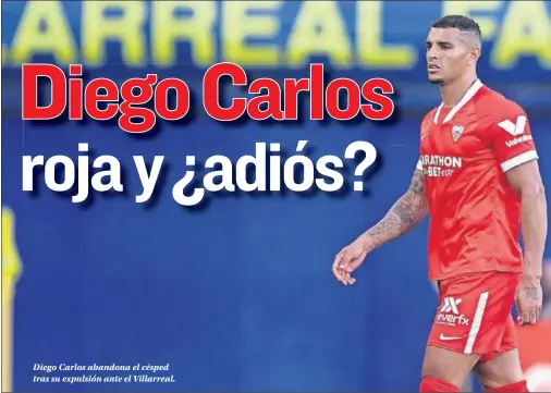  ??  ?? Diego Carlos abandona el césped tras su expulsión ante el Villarreal.