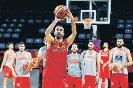  ?? JUAN CARLOS HIDALGO / EFE ?? Juan Carlos Navarro se dispone a lanzar durante un entrenamie­nto de la selección en Estambul