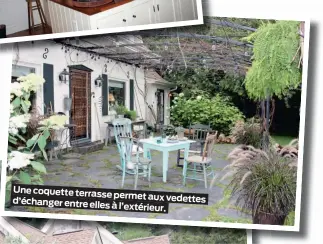  ??  ?? Une coquette terrasse permet aux vedettes d’échanger entre elles à l’extérieur.