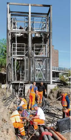  ?? Archivfoto: Britta Pedersen, dpa ?? Zahlreiche Kabel mussten vor sechs Jahren nach einem Brandansch­lag auf die Berli ner S Bahn repariert werden.