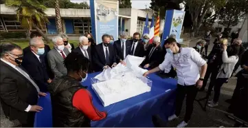  ?? (Photos Frank Muller) ?? Les élus ont découvert la maquette présentée hier dans l’actuel lycée du Golf Hôtel.