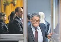  ?? MANDEL NGAN / AFP ?? Cámaras. El senador Al Franken se disculpó por un beso no autorizado.