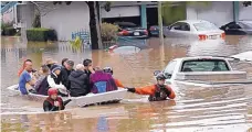  ?? MARCIO JOSE SANCHEZ/ASSOCIATED PRESS ?? Rescue crews remove residents from a flooded neighborho­od Tuesday in San Jose, Calif. At least 225 residents were taken to dry land by boat.
