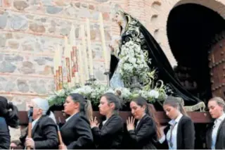  ?? // H. FRAILE ?? Mujeres portando el paso de la Virgen de los Dolores