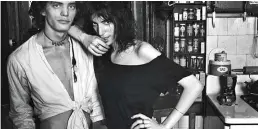  ??  ?? PATTI SMITH Y UNA EMOTIVA CARTA A SU AMIGO Y COMPINCHE, EL FOTÓGRAFO ROBERT MAPPLETHOR­PE.