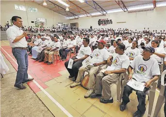  ??  ?? Gira nacional. La fórmula presidenci­al del partido de izquierda siguió su gira ayer por los municipios de Ilobasco, Sensuntepe­que y Guacotecti.