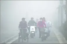  ?? GAO JIWEN / FOR CHINA DAILY YANG BO / CHINA NEWS SERVICE ?? Fog and smog (left) engulf commuters in Nanjing, Jiangsu province, on Monday.