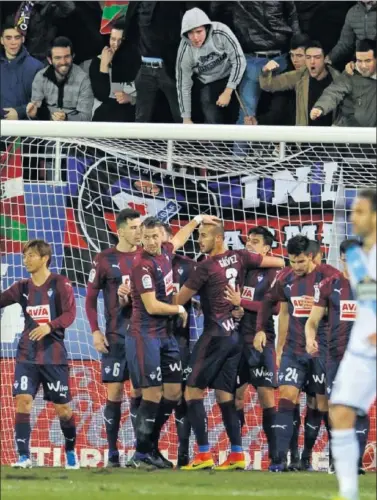  ??  ?? EL 2-0. La plantilla armera hace piña tras marcar Sergi Enrich al cuarto de hora de empezar.